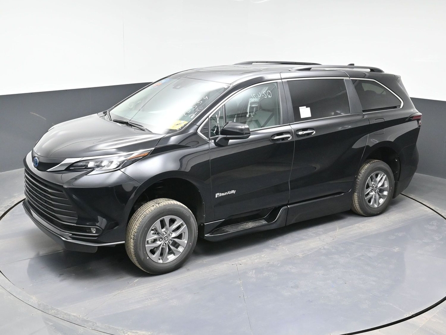 Black Toyota Sienna image number 23