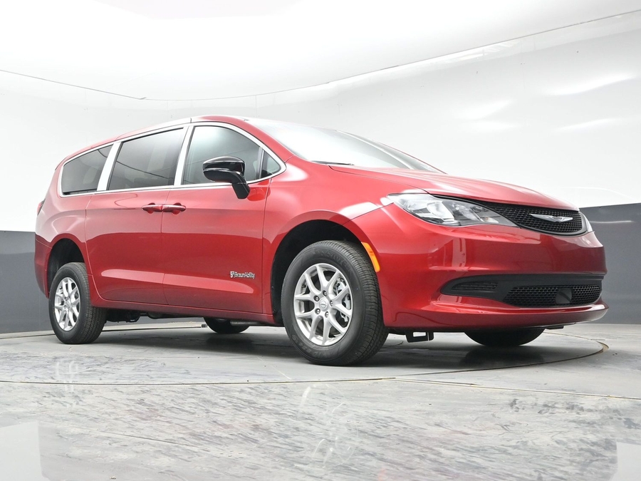 Red Chrysler Voyager image number 17