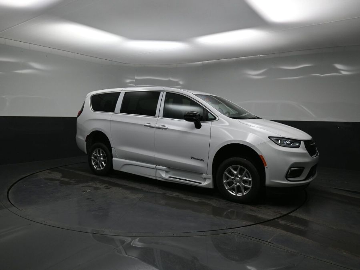 White Chrysler Pacifica image number 17