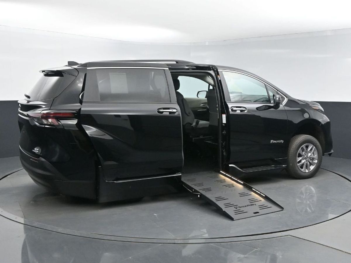 Black Toyota Sienna image number 23