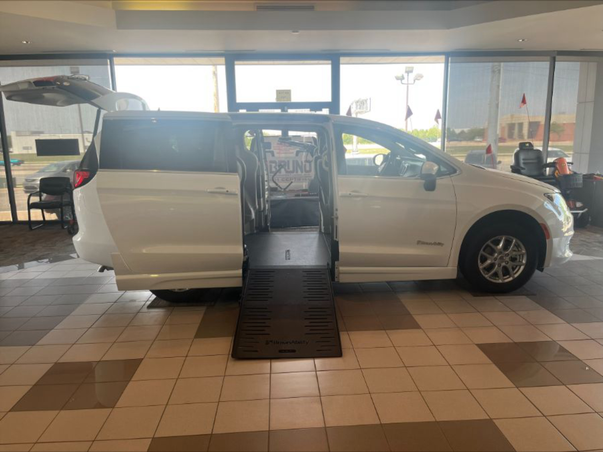 2022 CHRYSLER VOYAGER - Image 1