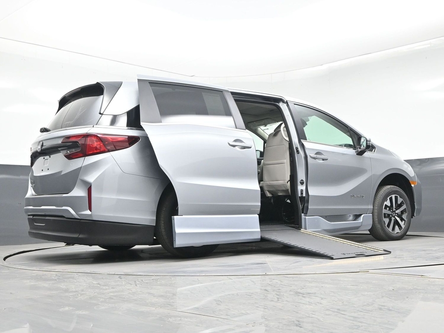 Silver Honda Odyssey image number 18