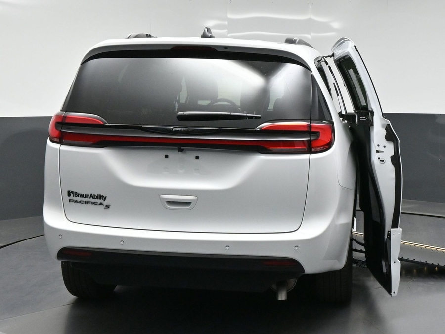 New 2026 Chrysler Pacifica Select Sport - BraunAbility Side Entry In Floor Automatic Ramp