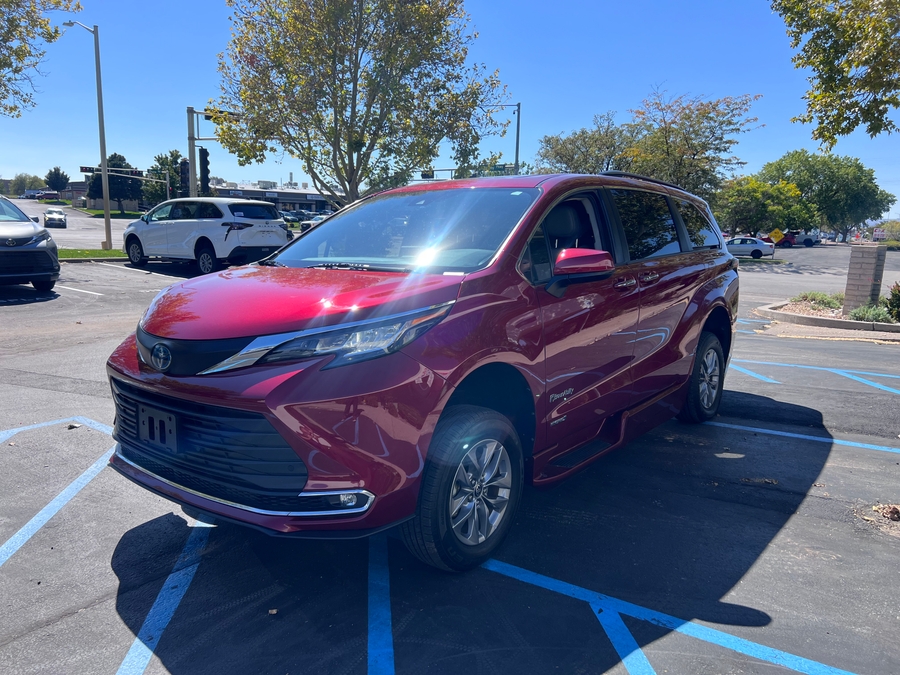 Used 2021 Toyota Sienna Hybrid XLE Plus - BraunAbility Side Entry Fold Out Automatic Ramp