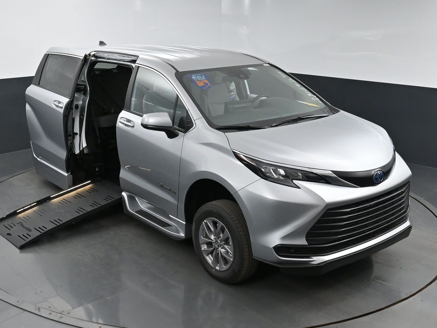 New 2025 Toyota Sienna Hybrid LE - BraunAbility Side Entry Entry Fold Out Automatic Ramp