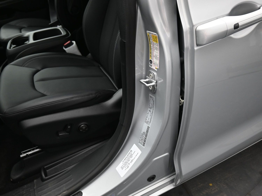 Silver Chrysler Voyager image number 15