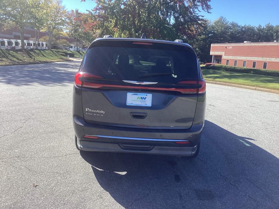 Grey Chrysler Pacifica image number 4