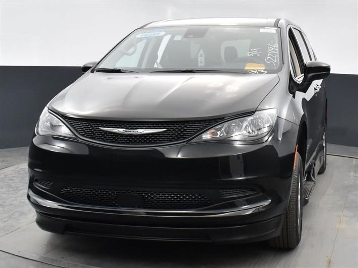 Black Chrysler Voyager image number 6