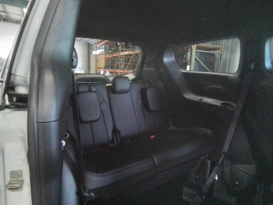 White Chrysler Pacifica image number 39