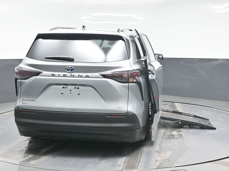 New 2025 Toyota Sienna Hybrid XLE PLUS - BraunAbility Side Entry Entry Fold Out Automatic Ramp