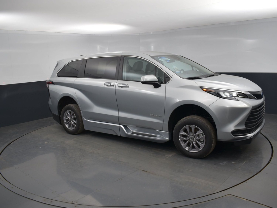 New 2025 Toyota Sienna Hybrid LE - BraunAbility Side Entry Entry Fold Out Automatic Ramp