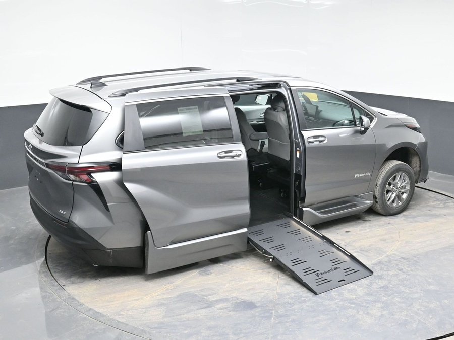 New 2026 Toyota Sienna Hybrid XLE Base - BraunAbility Side Entry Entry Fold Out Automatic Ramp
