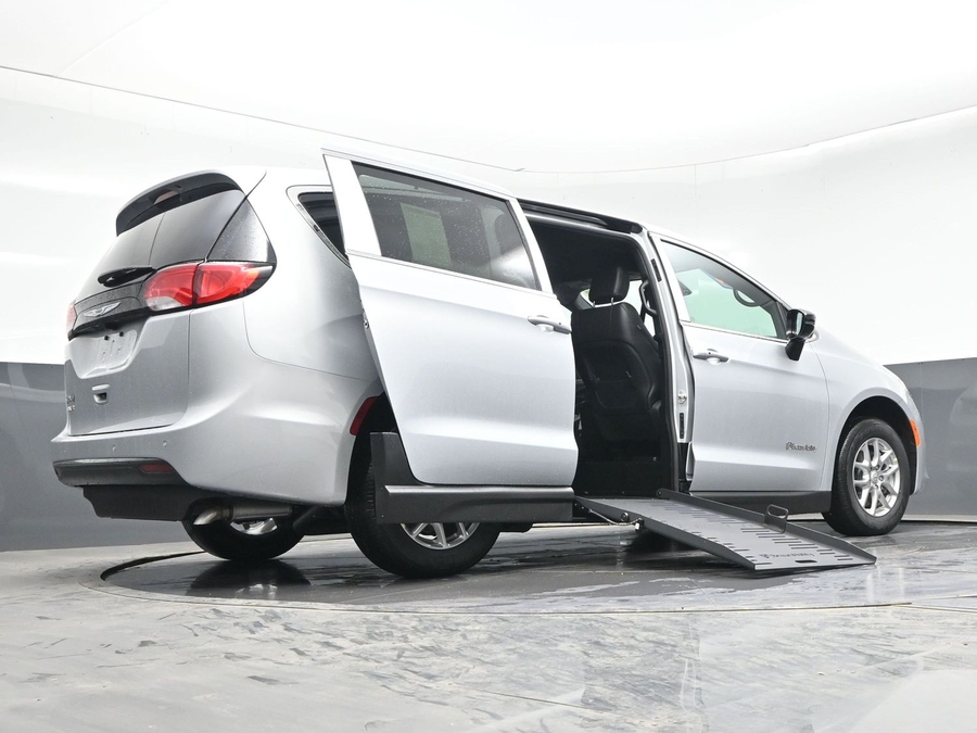 Silver Chrysler Voyager image number 18