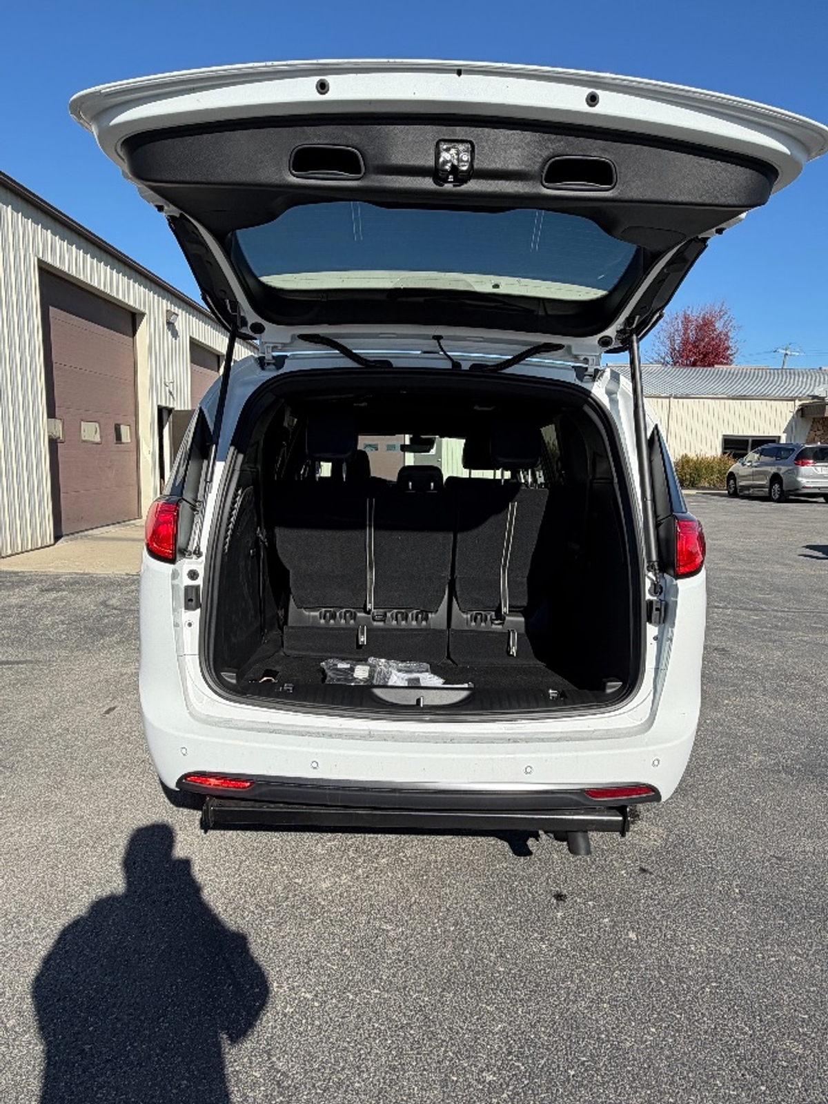 White Chrysler Voyager image number 8