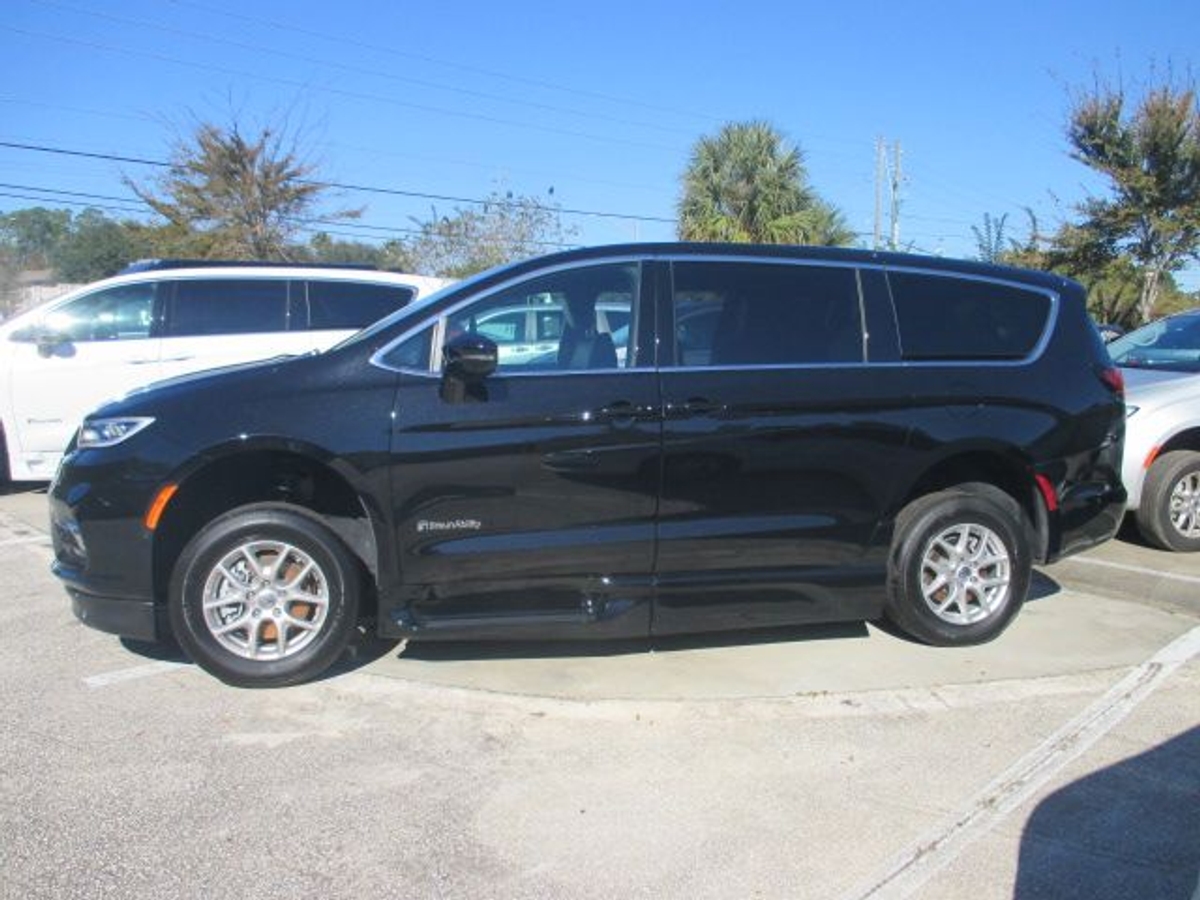 Black Chrysler Pacifica image number 2