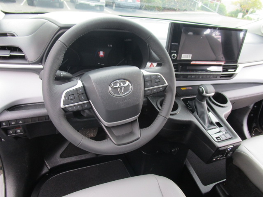 New 2025 Toyota Sienna Hybrid XLE Plus - BraunAbility Side Entry Entry In Floor Automatic Ramp