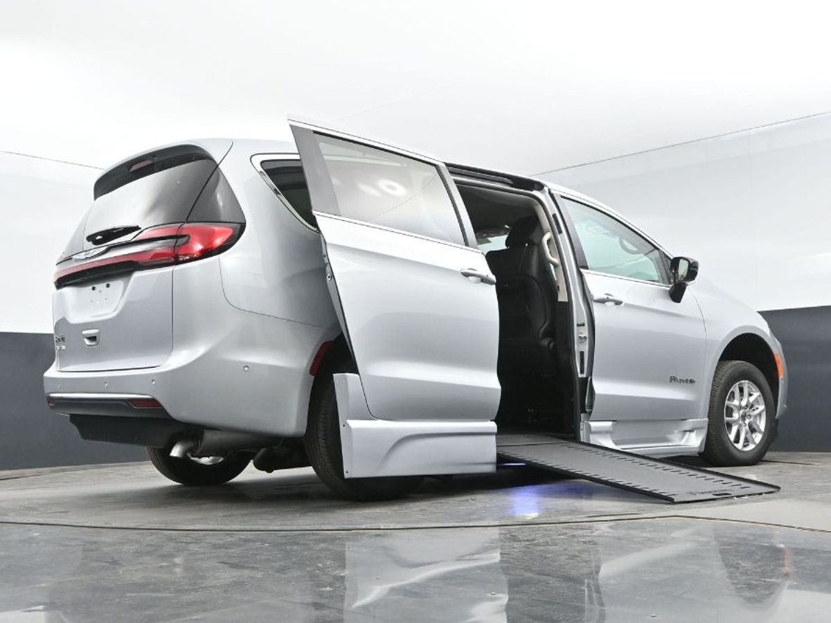 Silver Chrysler Pacifica image number 12