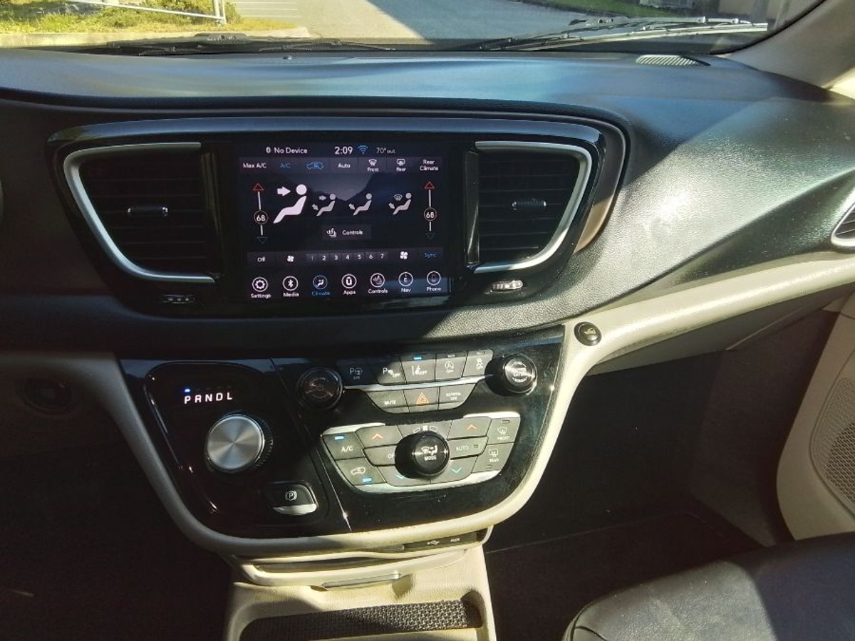 Grey Chrysler Pacifica image number 7