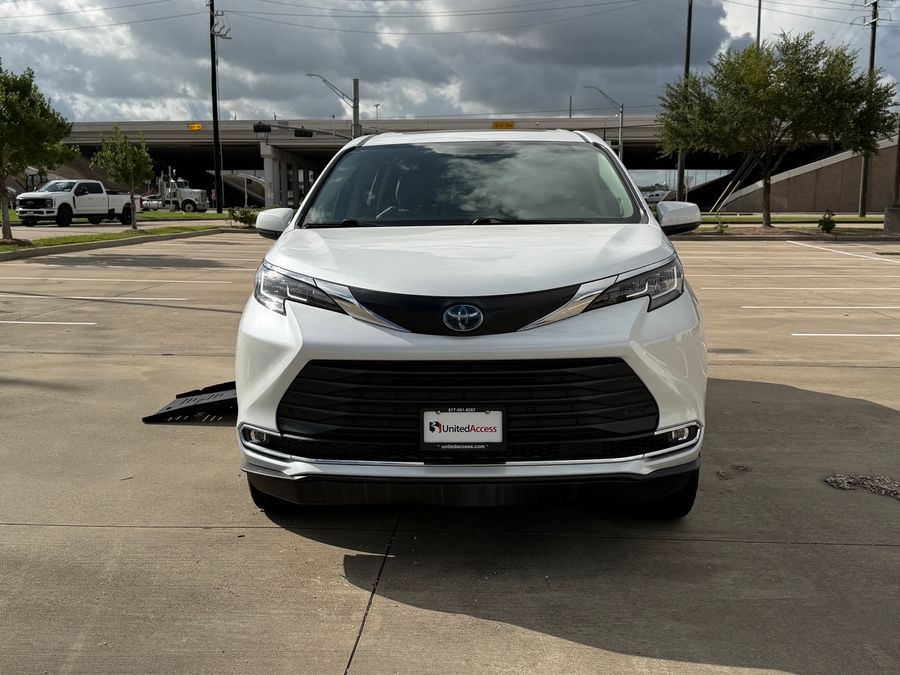Used 2022 Toyota Sienna Hybrid XLE - BraunAbility Side Entry Fold Out Automatic Ramp