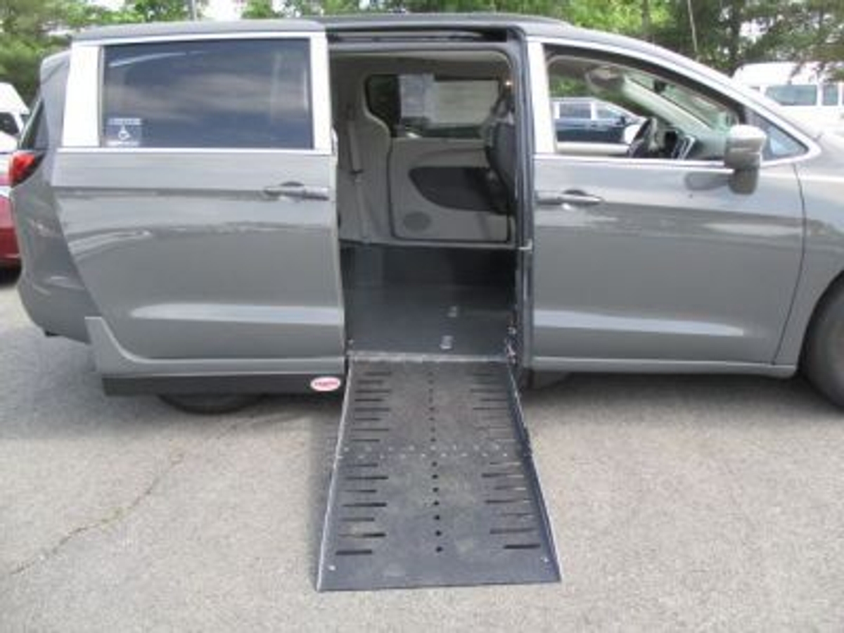 2022 Chrysler Pacifica Touring L's photo