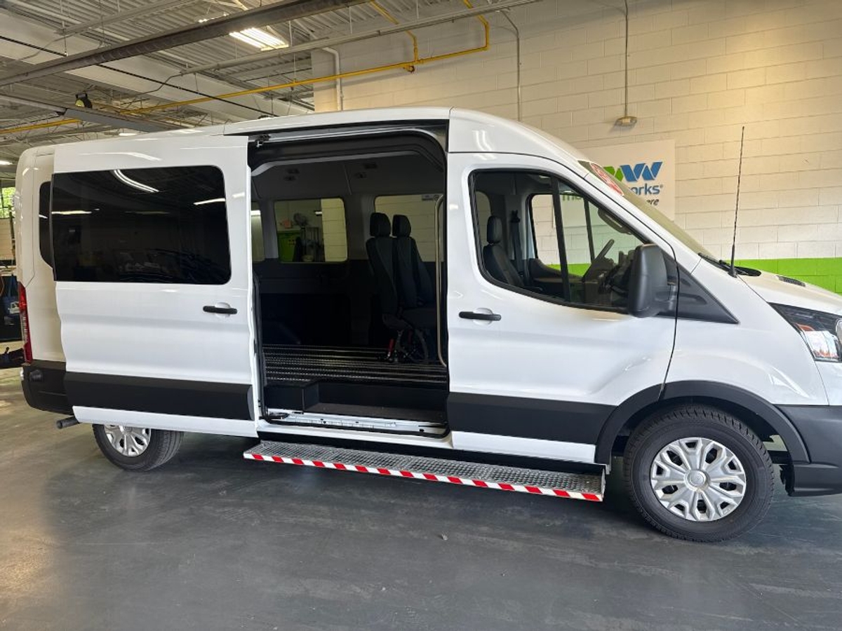White Ford T350 image number 9