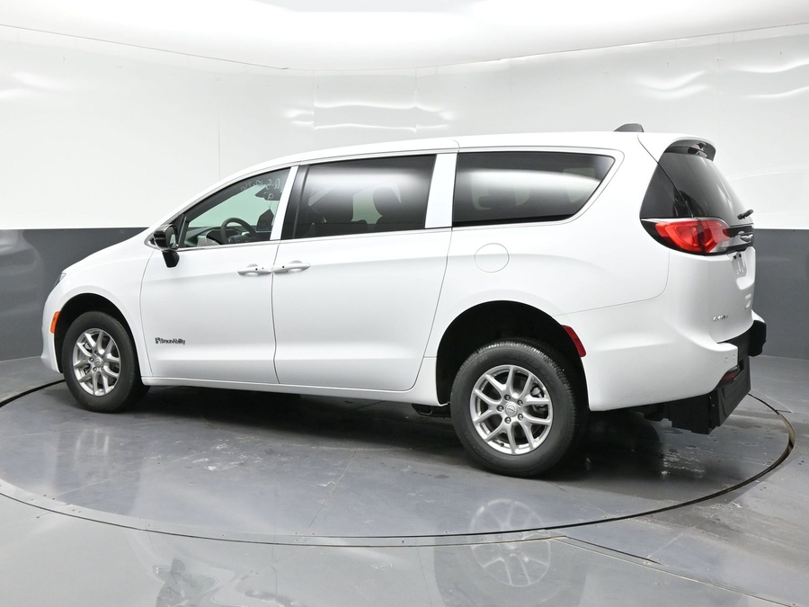 White Chrysler Voyager image number 6