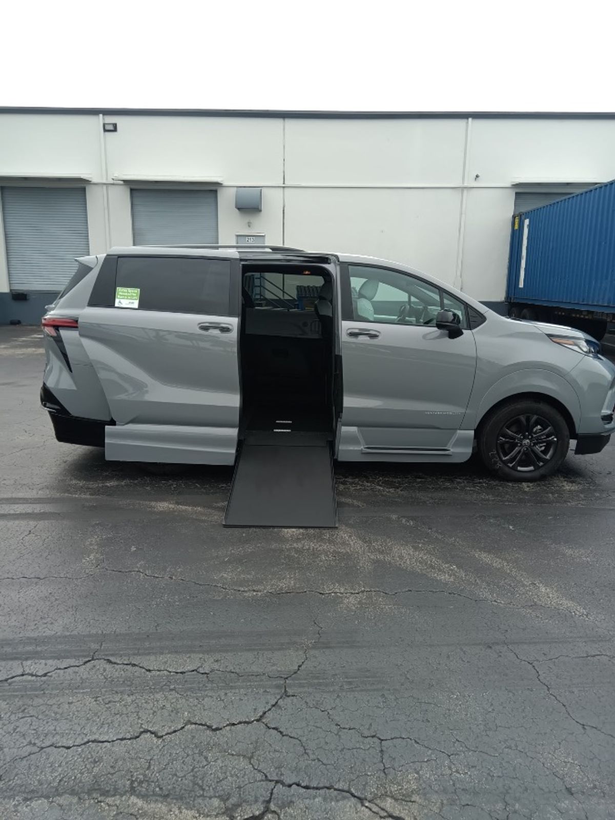 Grey Toyota Sienna image number 11