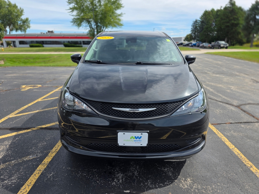 Black Chrysler Voyager image number 1