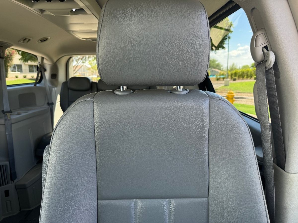 2010 DODGE GRAND CARAVAN - Image 7