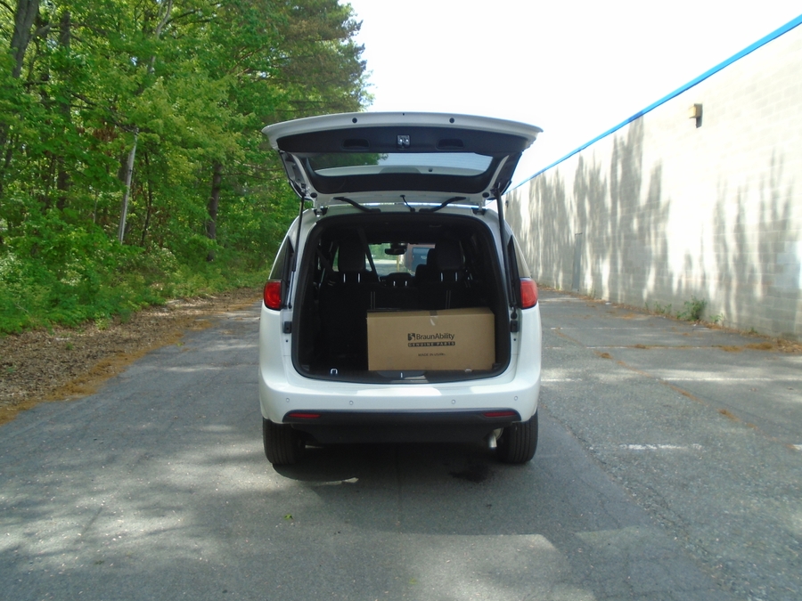 White Chrysler Voyager image number 1
