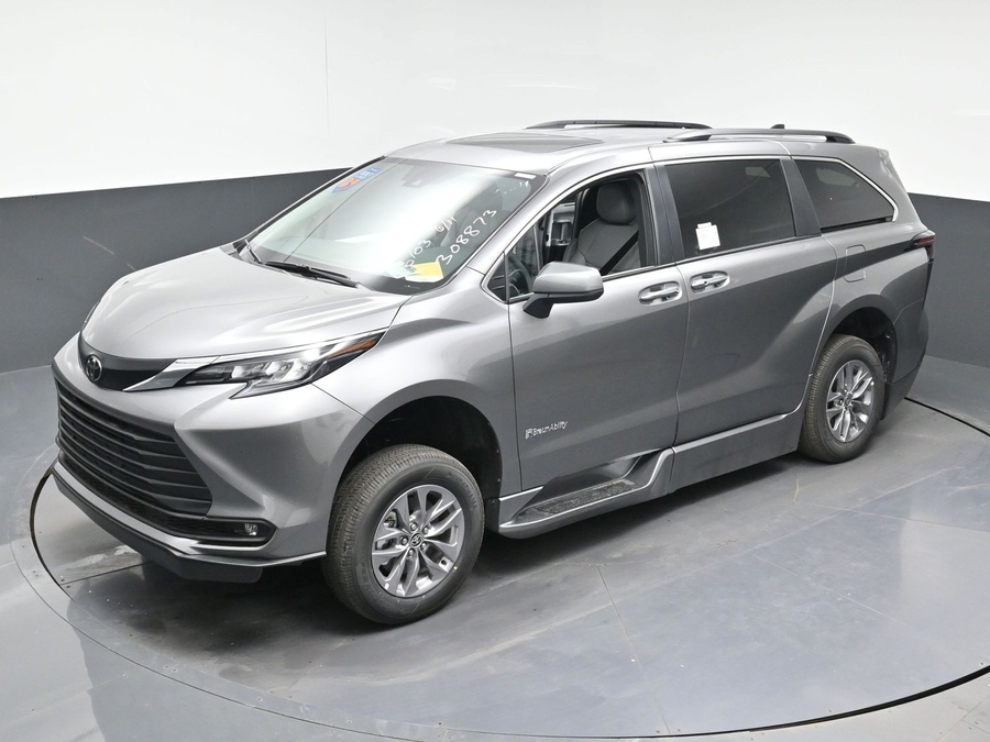 Grey Toyota Sienna image number 21