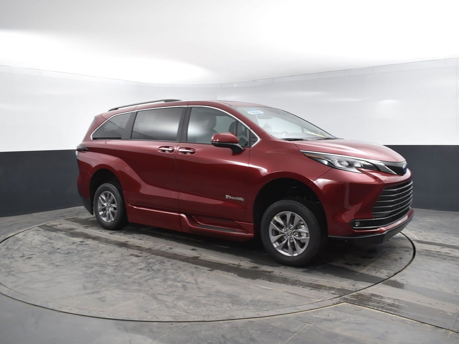 New 2025 Toyota Sienna Hybrid XLE Plus - BraunAbility Side Entry Entry Fold Out Automatic Ramp