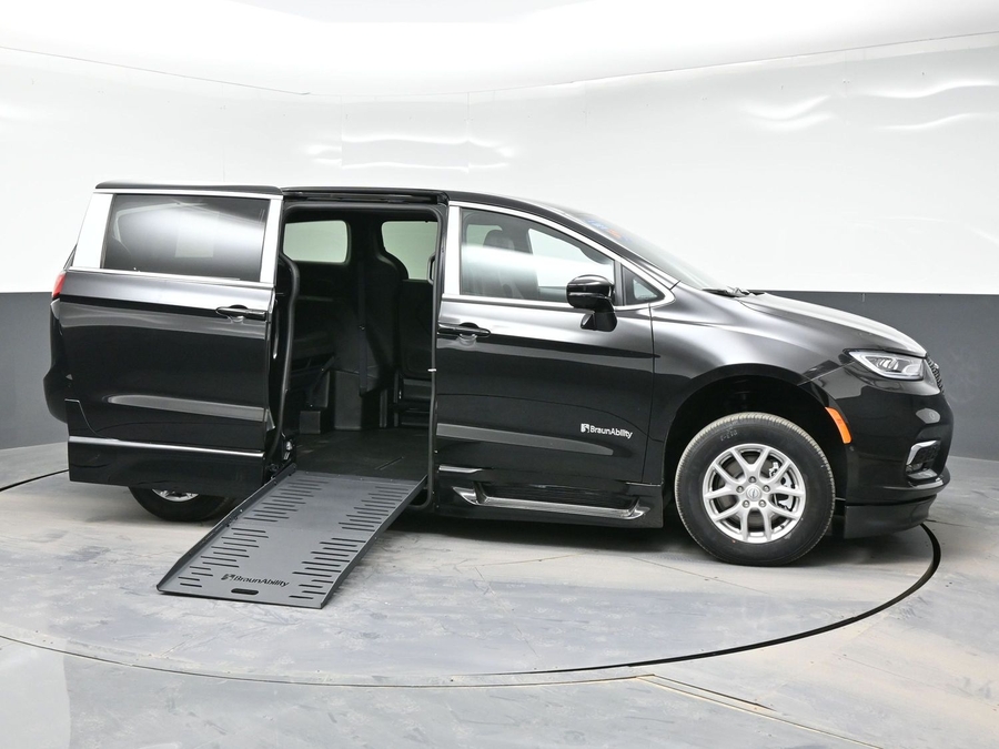 Black Chrysler Pacifica image number 7