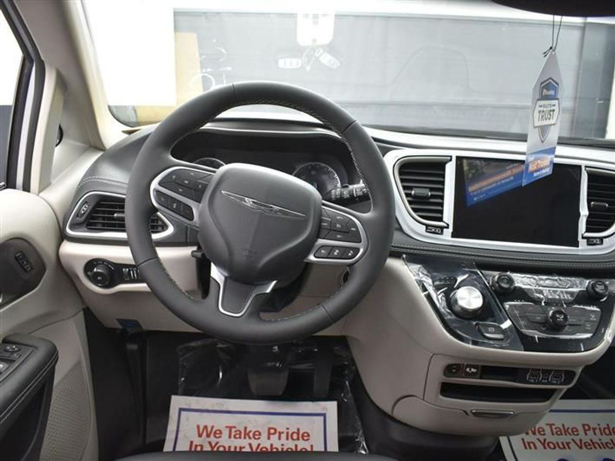 Silver Chrysler Pacifica image number 12