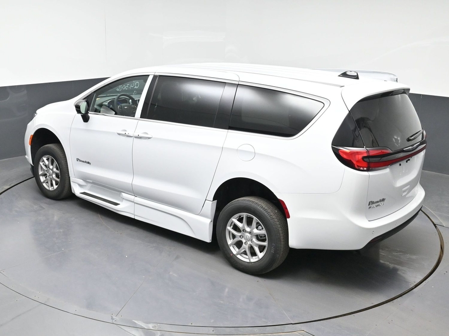 White Chrysler Pacifica image number 10