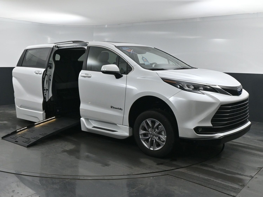 New 2025 Toyota Sienna Hybrid XLE Plus - BraunAbility Side Entry Entry Fold Out Automatic Ramp