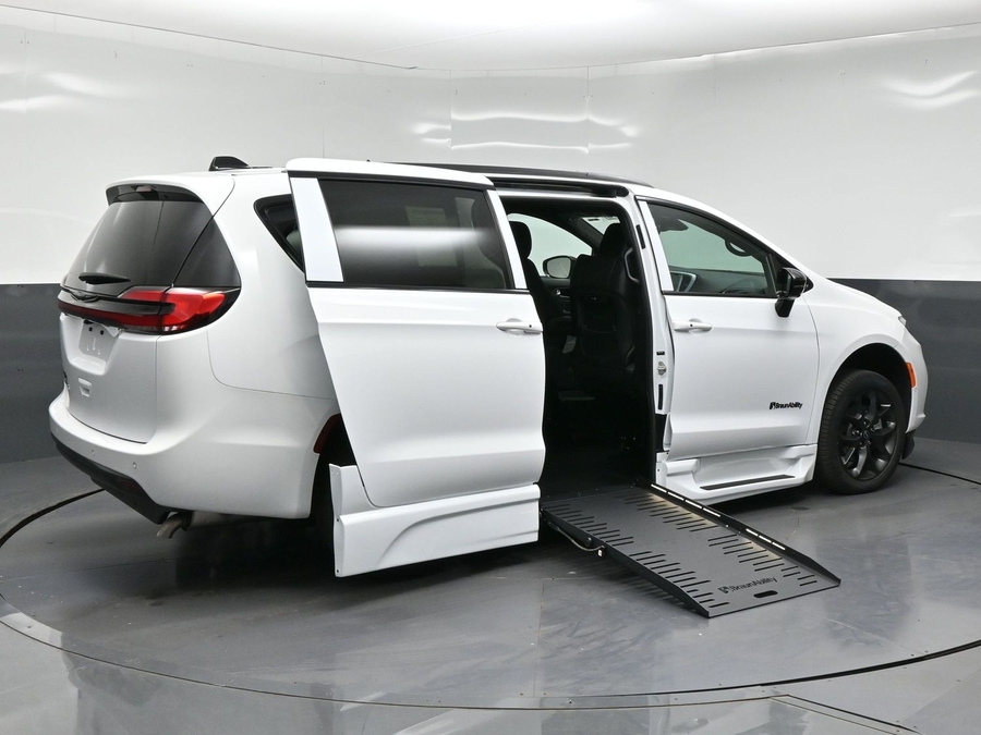 White Chrysler Voyager image number 13