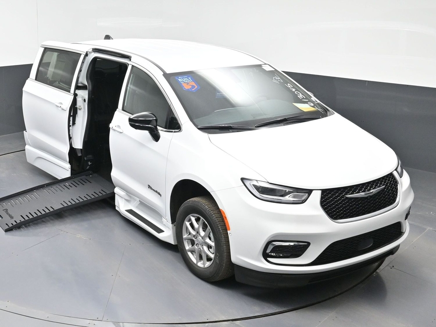 New 2025 Chrysler Pacifica Select Safety - BraunAbility Side Entry Entry Fold Out Automatic Ramp