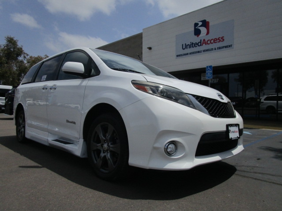 Used 2017 Toyota Sienna SE - BraunAbility Side Entry Entry In Floor Automatic Ramp