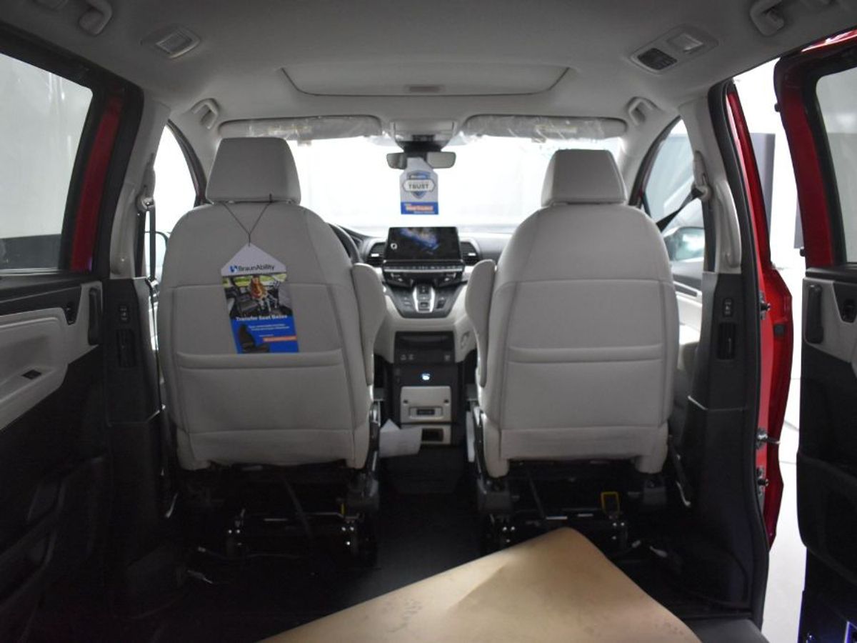 Red Honda Odyssey image number 14
