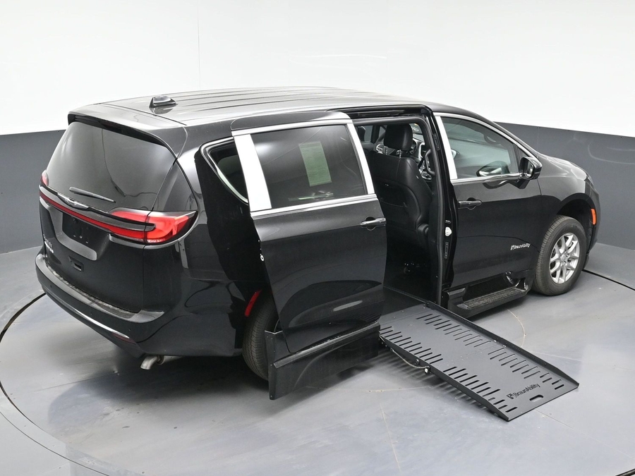 Black Chrysler Pacifica image number 20