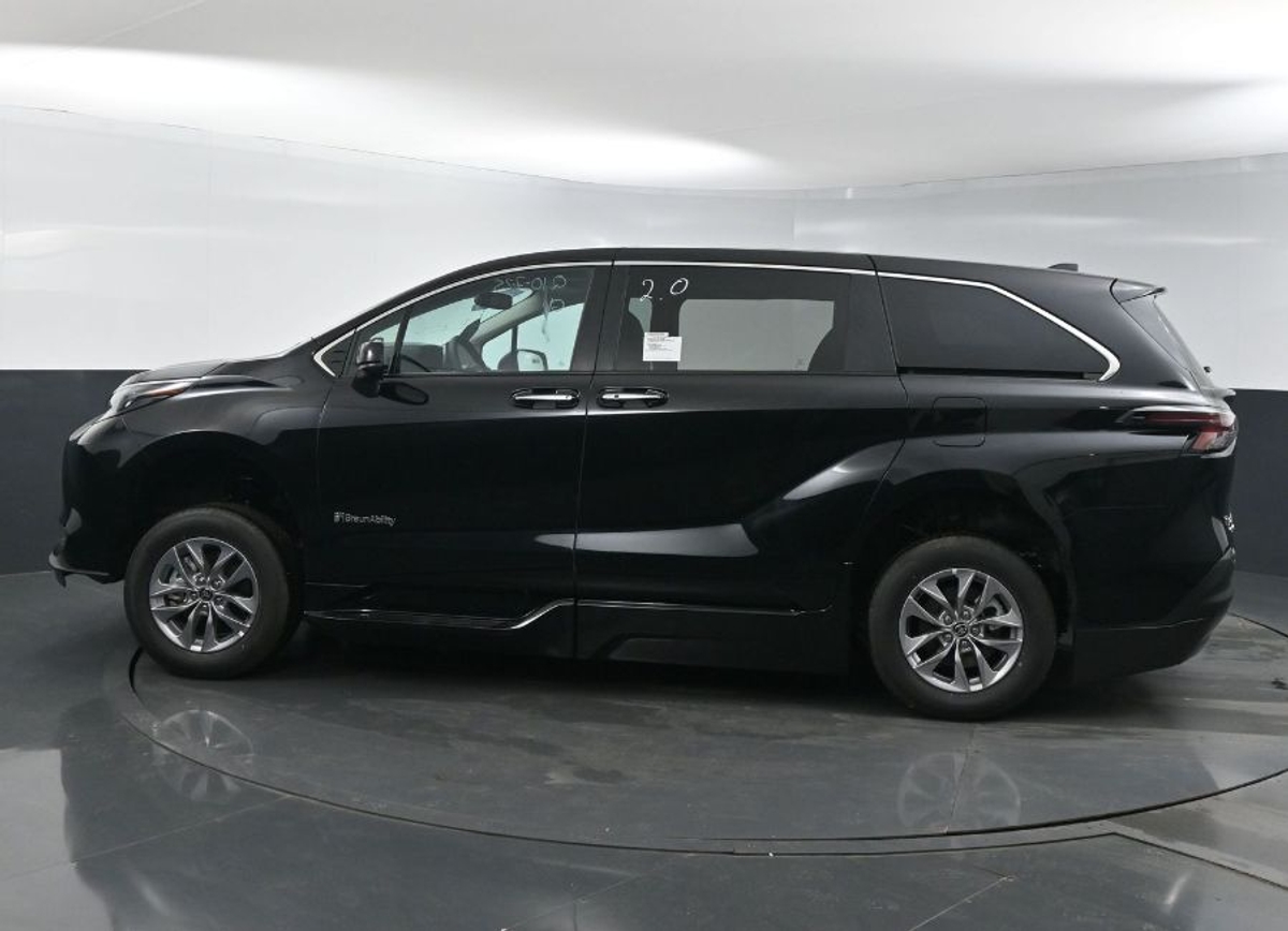 2025 TOYOTA SIENNA - Image 2