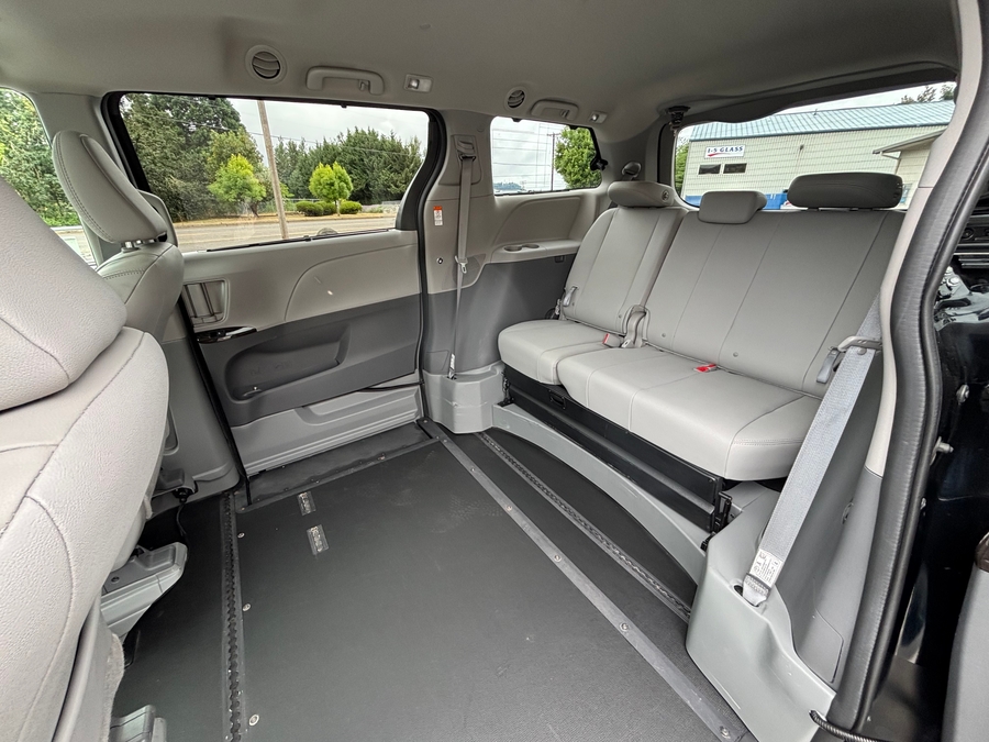 Used 2020 Toyota Sienna XLE Premium - BraunAbility Side Entry In Floor Automatic Ramp