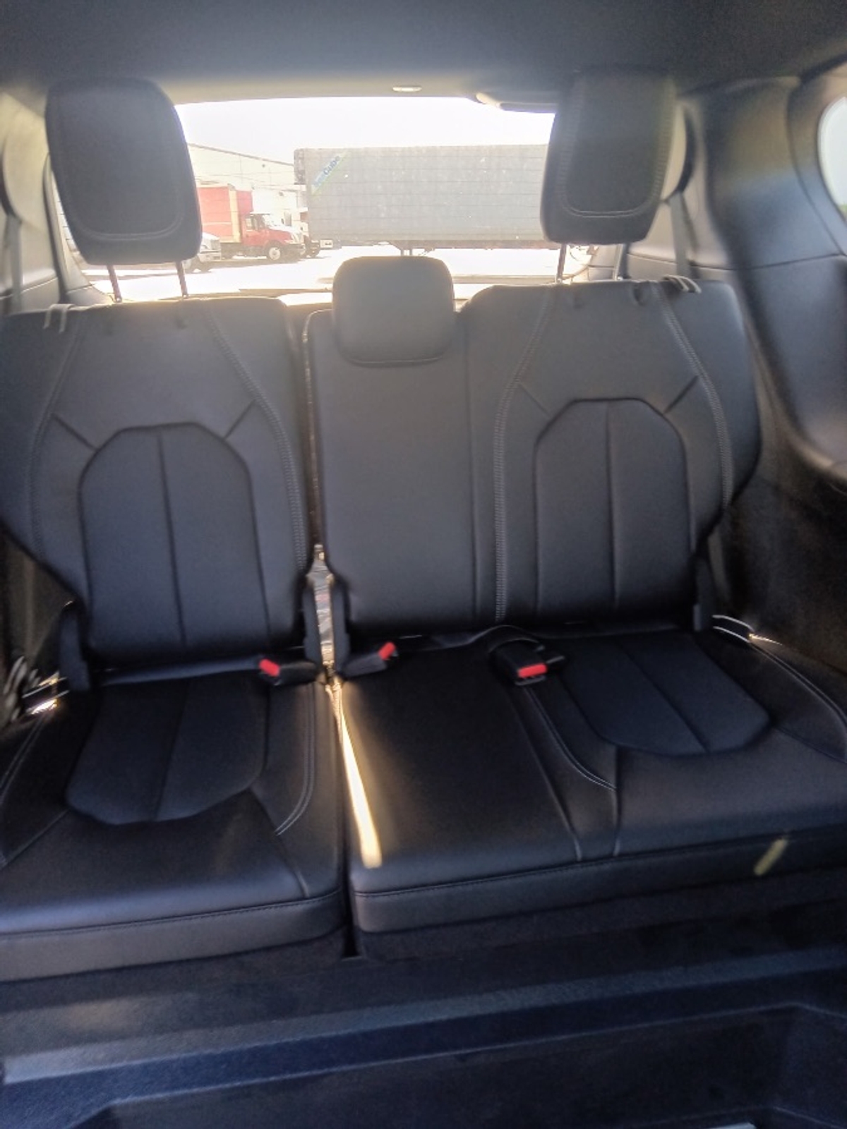 Blue Chrysler Pacifica image number 17