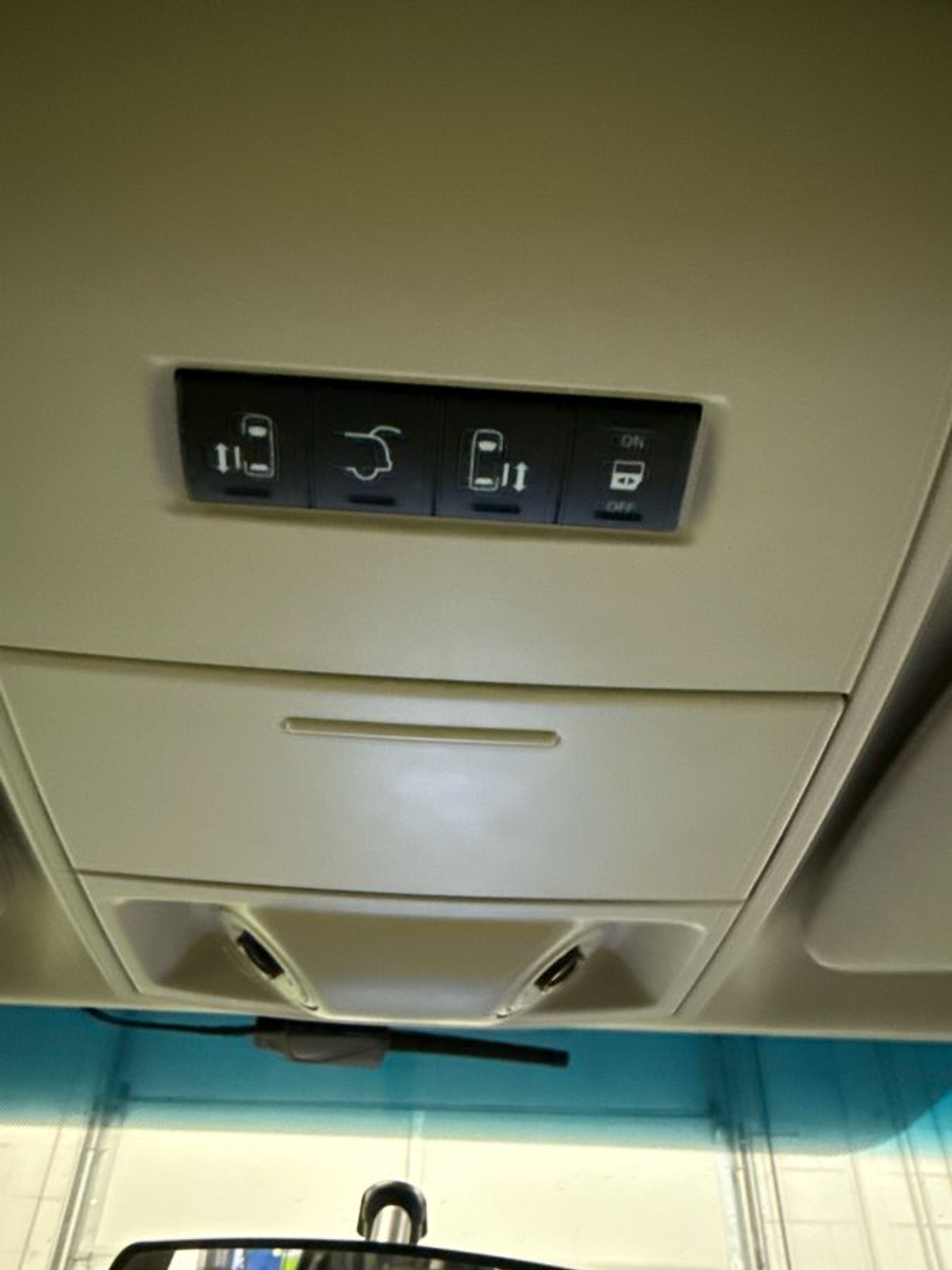 2011 CHRYSLER TOWN AND COUNTRY - Image 13