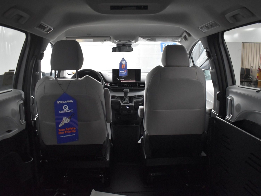 New 2025 Toyota Sienna Hybrid LE - BraunAbility Side Entry Entry Fold Out Automatic Ramp