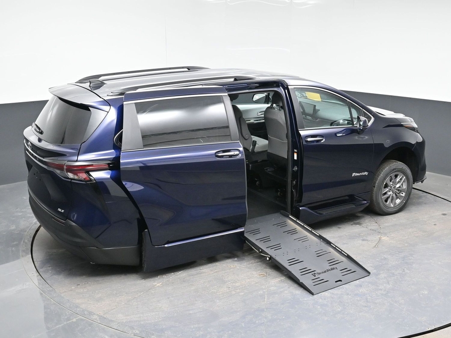 New 2026 Toyota Sienna XLE Add - BraunAbility Side Entry Entry Fold Out Automatic Ramp