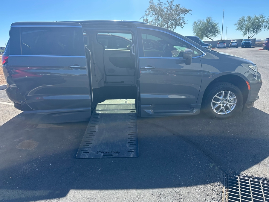 Used 2021 Chrysler Pacifica Touring L - BraunAbility Side Entry Entry In Floor Automatic Ramp
