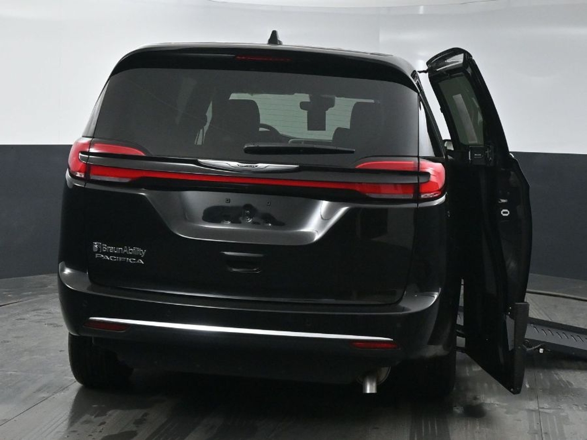 Black Chrysler Pacifica image number 5