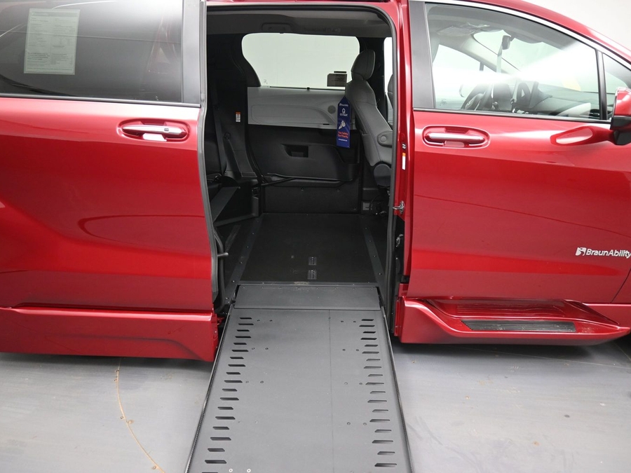 New 2026 Toyota Sienna Hybrid XLE Add - BraunAbility Side Entry Entry In Floor Automatic Ramp